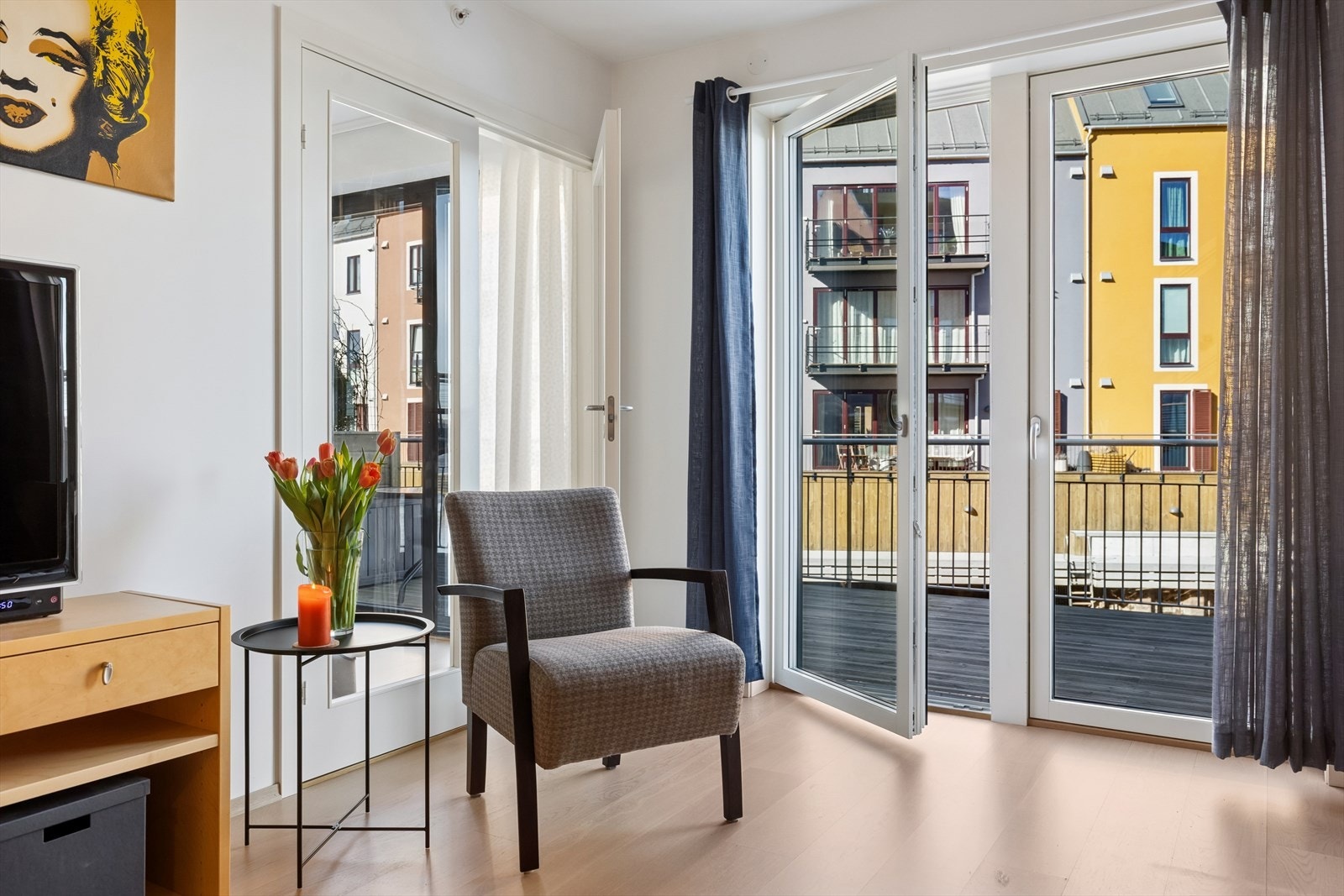 Uteplassen blir en naturlig forlengelse av stuen på varme dager. Galleribilde