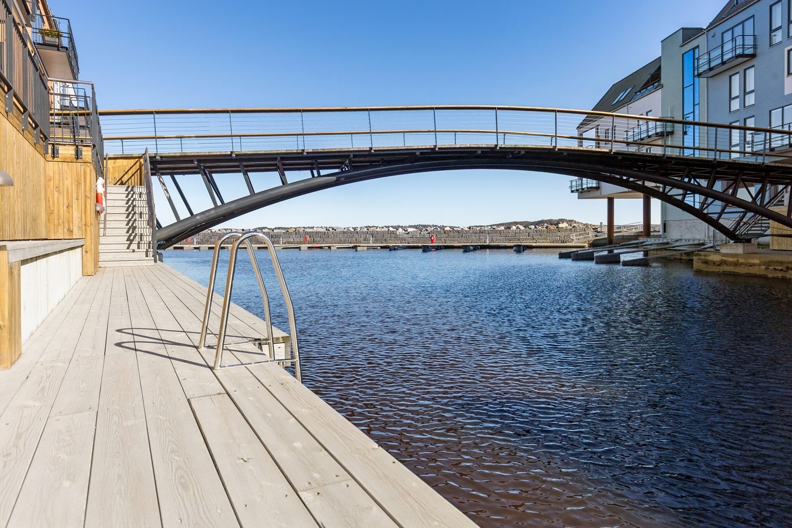 Det er flere badeleidere langs bryggene. Galleribilde