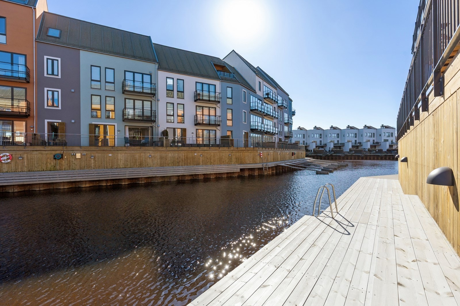 Fellesområdene er pent opparbeidet med brygger og beplantning. Galleribilde