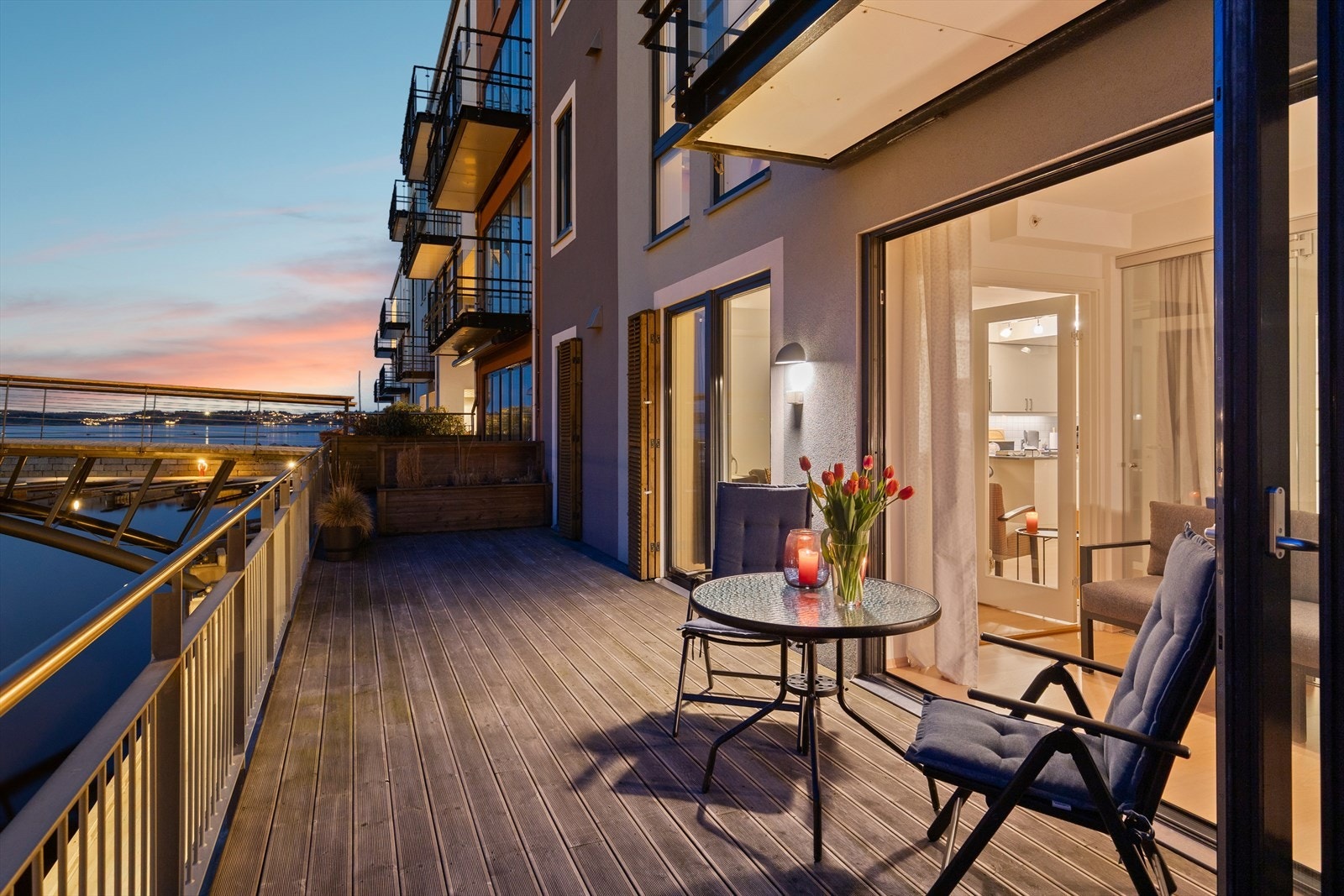 Velkommen til Agnes brygge 65! Leiligheten har en svært romslig uteplass på cirka 29 m² med god plass til flere sittegrupper. Galleribilde