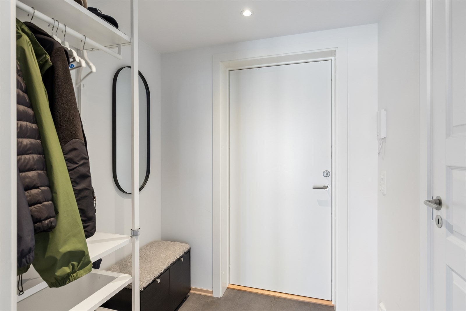 God plass til oppbevaring av yttertøy og sko. Dørcalling med portåpner er installert. Galleribilde