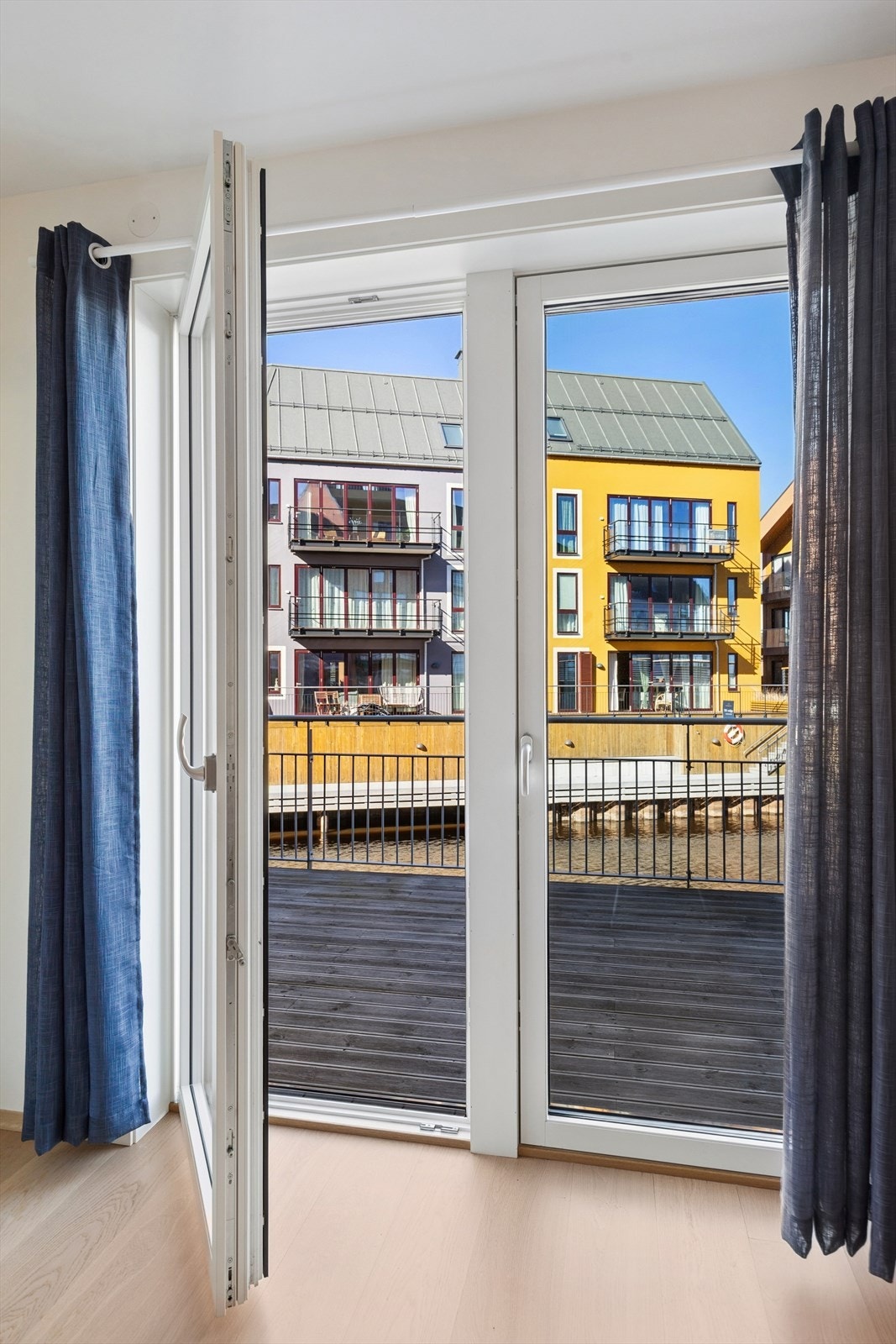 Fra stuen kan du nyte utsikten mot det maritime miljøet utenfor. Galleribilde