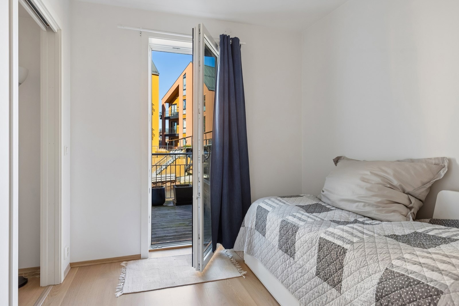 Det andre soverommet på 8,4 m² har også direkte utgang til terrassen. Galleribilde