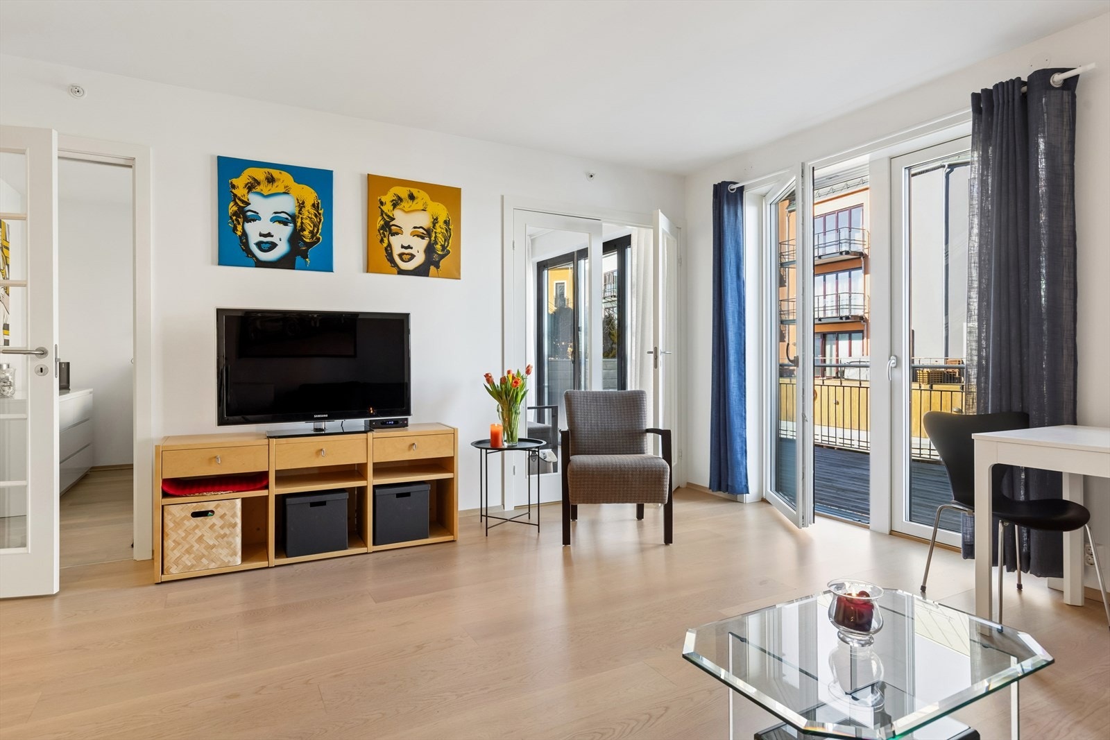 Store vindusflater og flere utganger til terrassen gir rikelig med lys og en luftig romfølelse. Galleribilde