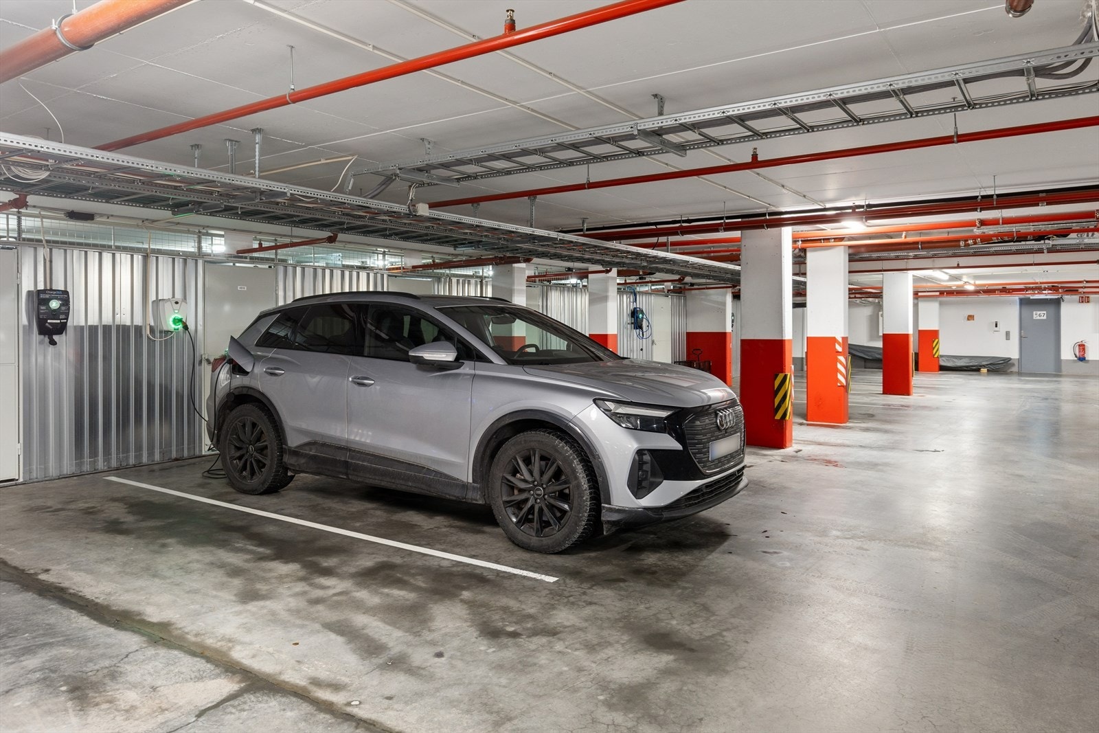 Det medfølger fast plass i parkeringskjeller med egen elbillader. Heis tar deg direkte opp til leilighetsplan. Galleribilde