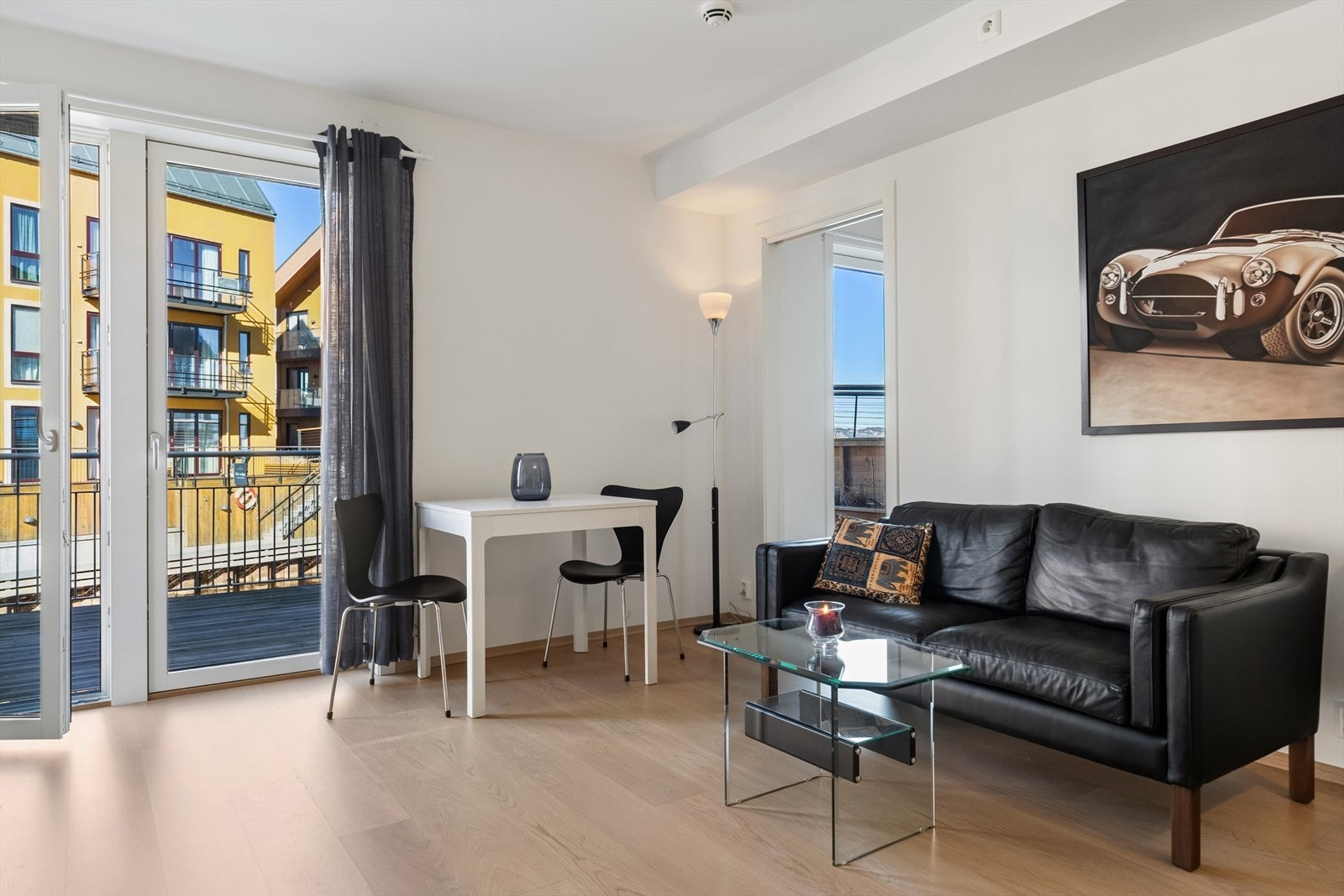 Rommet er enkelt å møblere med plass til en hyggelig spiseplass. Galleribilde