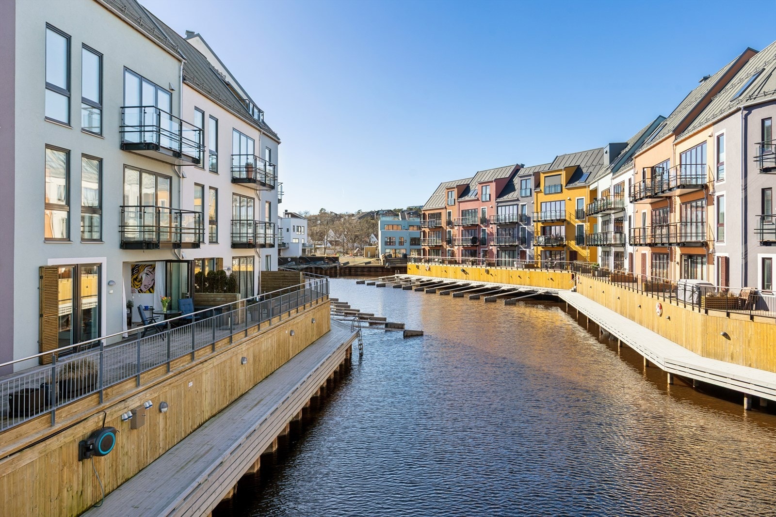 Her bor du med umiddelbar nærhet til sjøen og flotte rekreasjonsområder. Galleribilde