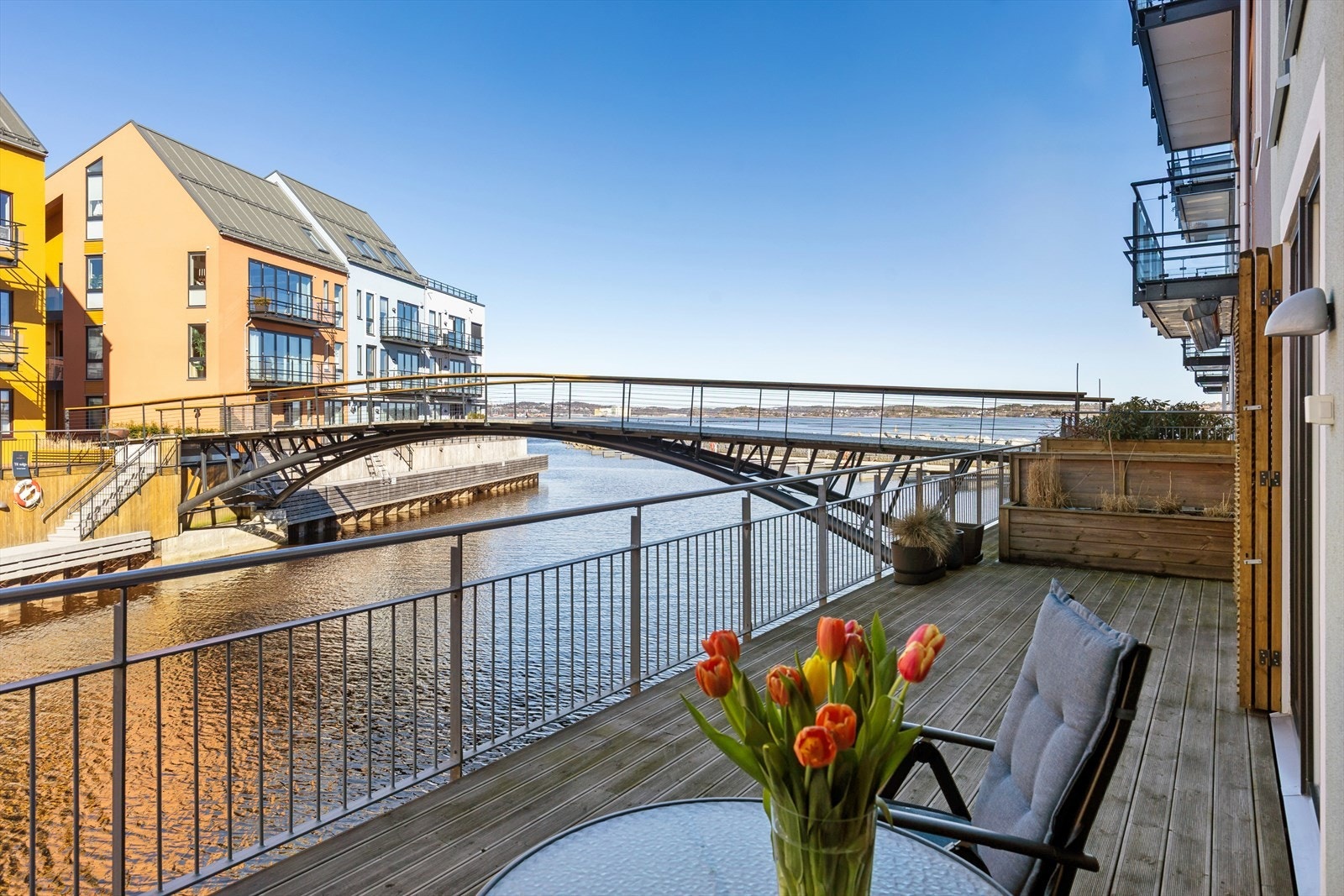 Terrassen har dekke i trevirke og rekkverk i stål og aluminium. Galleribilde