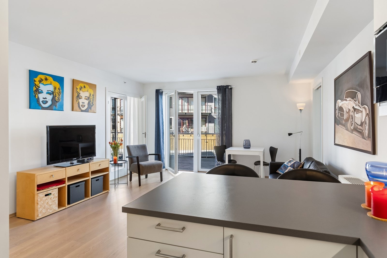 Fra den åpne stue- og kjøkkenløsningen er det direkte utgang til den store uteplassen. Galleribilde