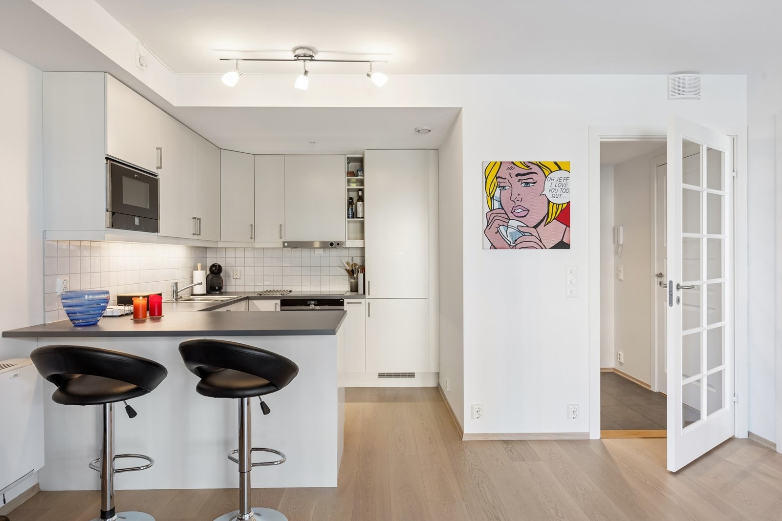 Kjøkkenet fra 2017 har en praktisk halvøy som skaper en sosial sone mot stuen. Galleribilde