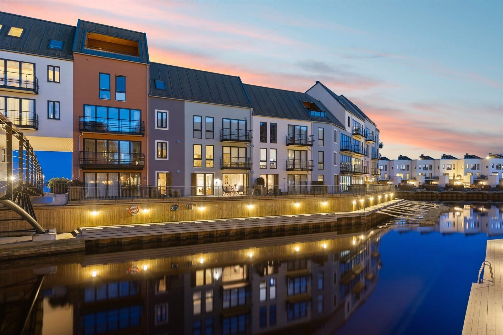 Bygget er oppført i 2017 med moderne arkitektur i mur- og trekonstruksjoner. Galleribilde