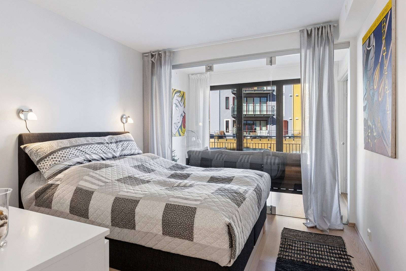 Hovedsoverommet på 9,8 m² har en smart glassfoldedør som gir adkomst til solrommet. Galleribilde