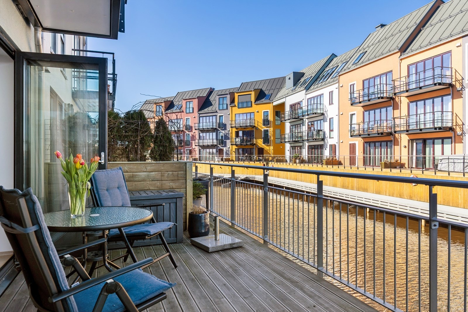 En herlig uteplass med utsikt over kanalene i Sjøparken. Galleribilde