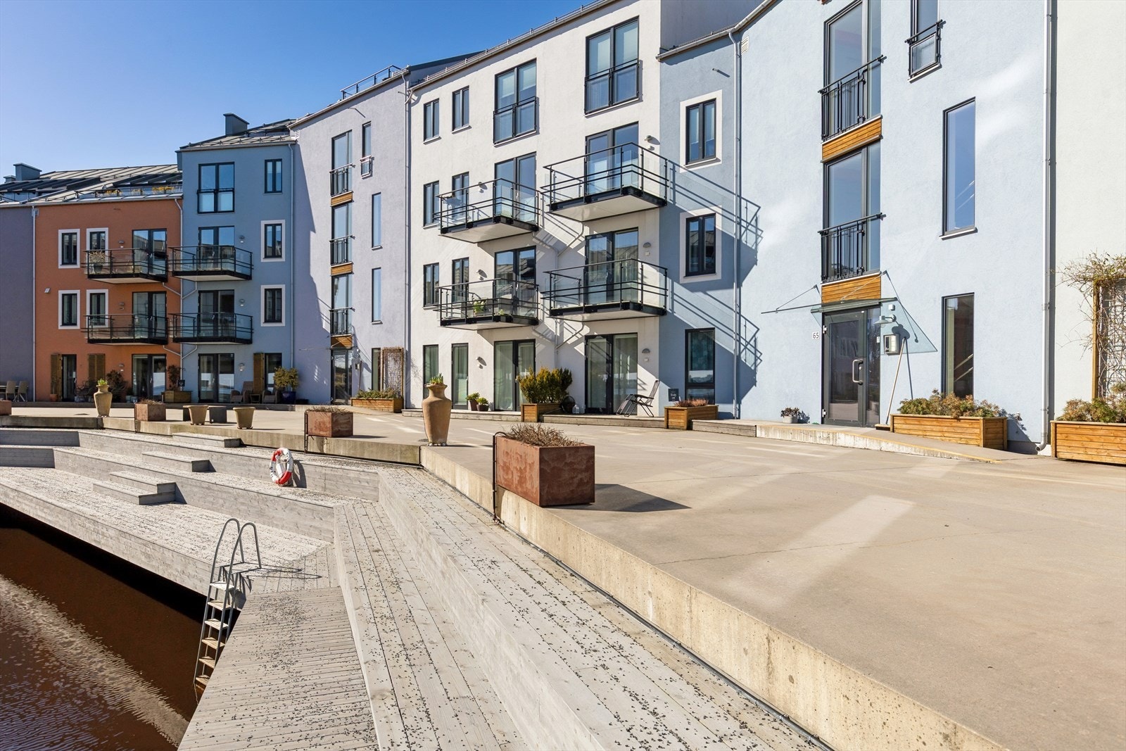 Fra fellesarealene kan man enkelt ta et morgen- eller kveldsbad. Galleribilde