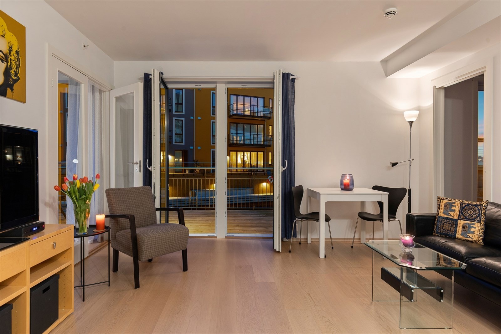 Leiligheten oppvarmes av konvektorer tilknyttet jordvarme, som gir en jevn og behagelig temperatur. Galleribilde