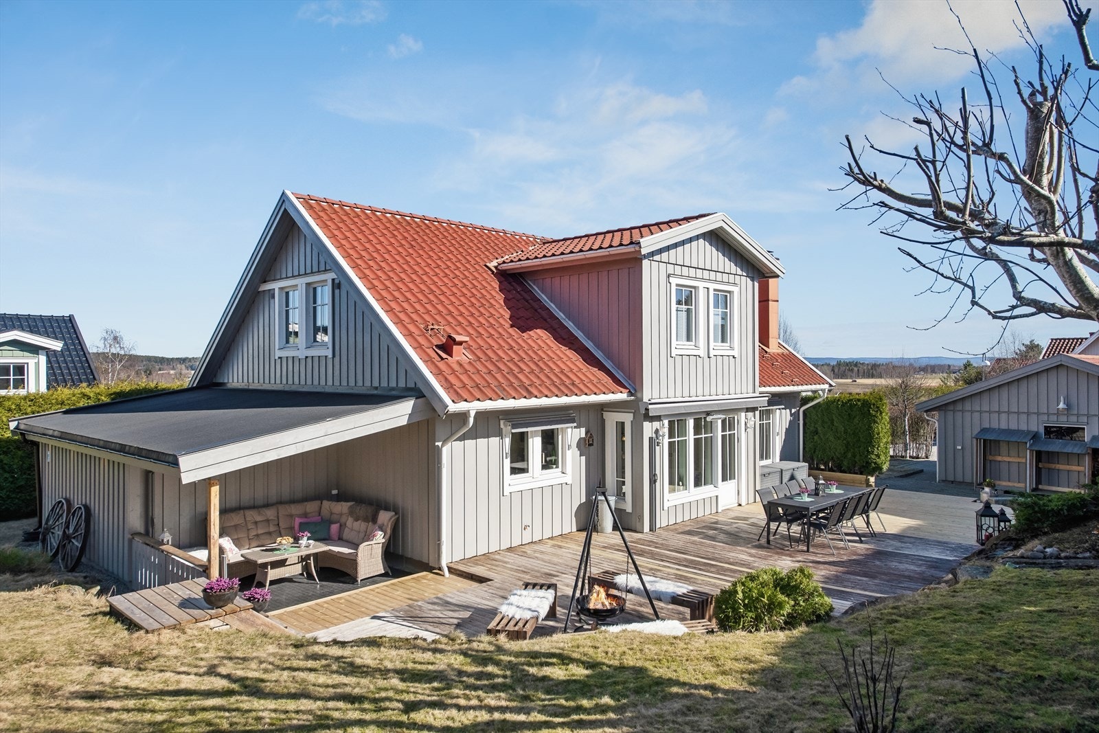 Uteplassen er delvis overbygget, og en elektrisk markise gir ekstra skjerming ved behov. Galleribilde