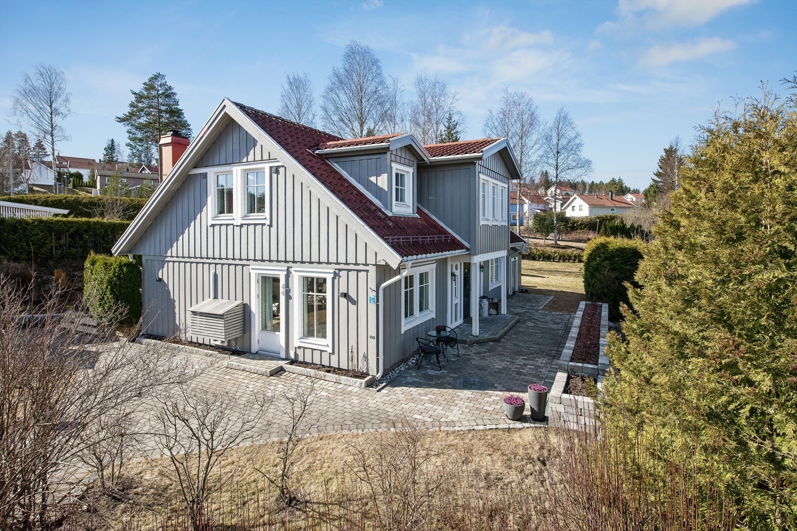 Eiendommen ligger skjermet og rolig til ytterst i feltet, med et luftig og åpent utsyn. Det er kun 6 minutter å gå til Neskollen skole, 5 minutter til nærmeste barnehage og 4 minutter til Rema 1000. Galleribilde