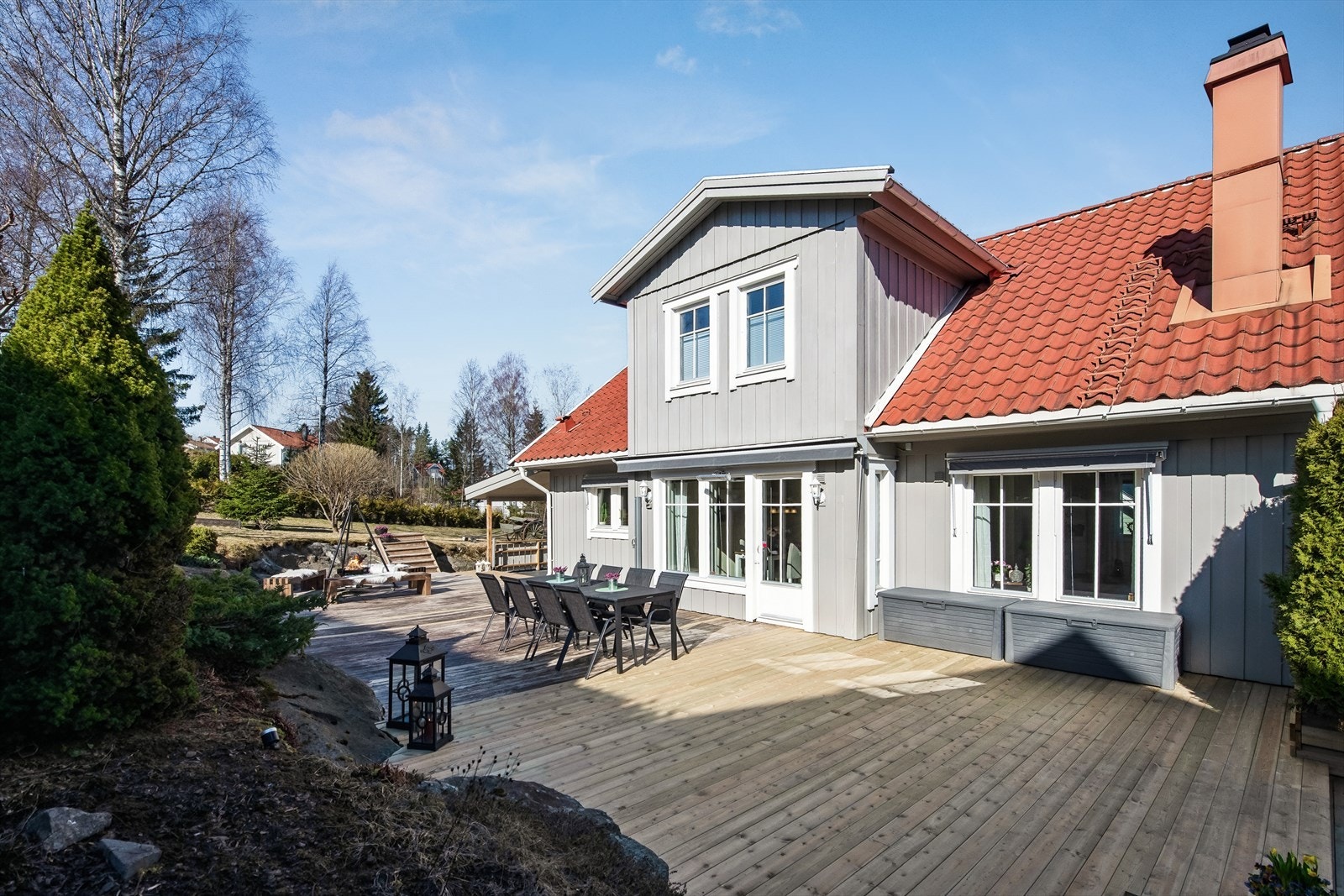 Fra stuen er det utgang til en sydvestvendt terrasse på hele 75 m², med god plass til flere sittegrupper. Galleribilde