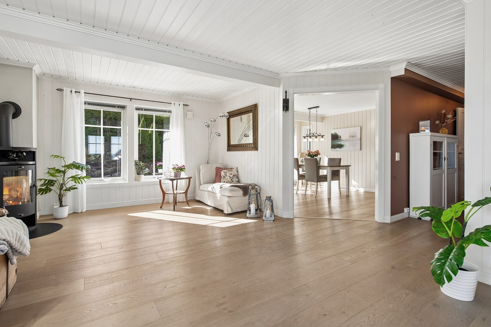 Stuen er romslig og har en åpen forbindelse mot spisestuen, noe som skaper en sosial og luftig sone. Galleribilde