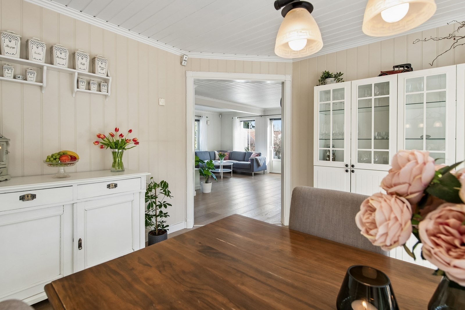 Spisestuen har en delvis åpen løsning mot kjøkkenet, praktisk for både hverdag og fest. Galleribilde