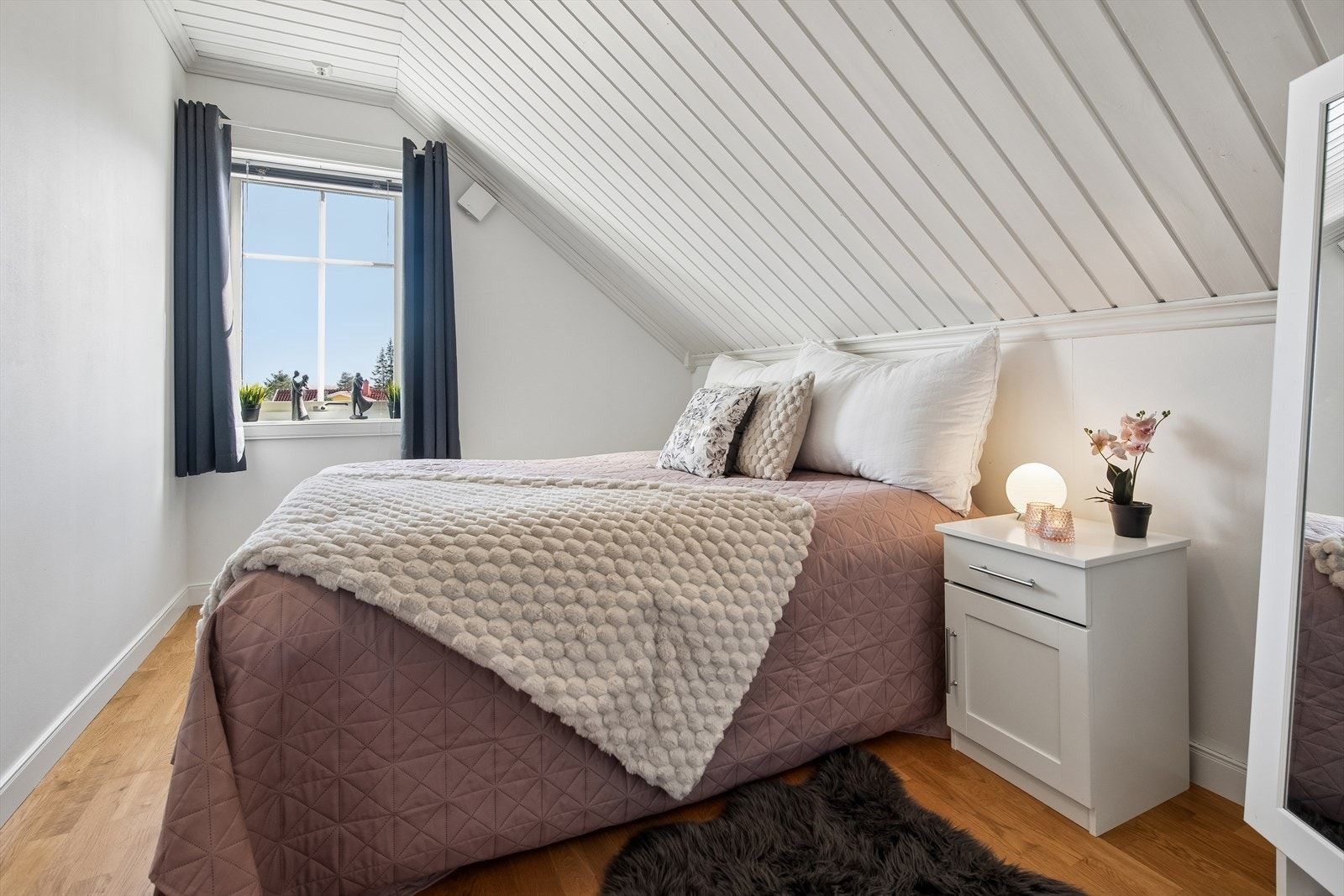 Boligen har totalt fem soverom, som gir fleksibilitet for en voksende familie. Galleribilde