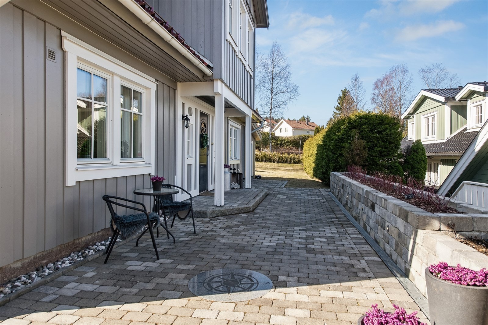 Hyggelig inngangsparti. Det er belegningsstein fra garasjen til inngangspartiet. Galleribilde