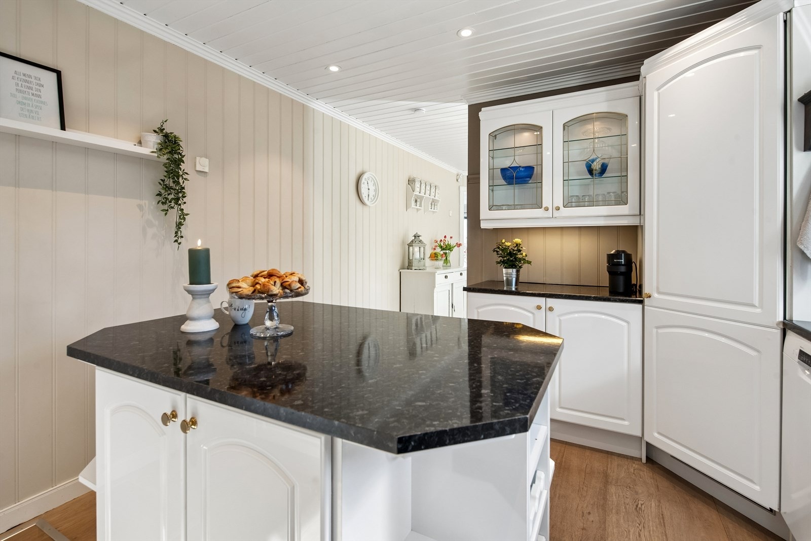 Kjøkkenøya fungerer som et naturlig samlingspunkt. Innredningen byr på rikelig med skapplass. Galleribilde