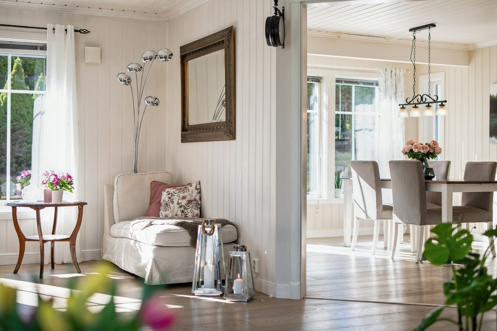 Vinduene med tre-lags glass er fra byggeåret og slipper inn rikelig med dagslys. Galleribilde