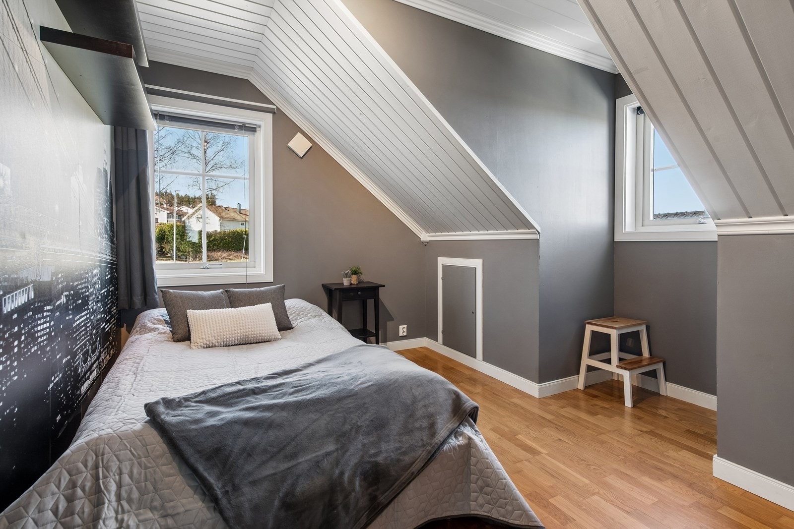 Et av soverommene i andre etasje, med parkettgulv og god plass til seng og oppbevaring. Galleribilde