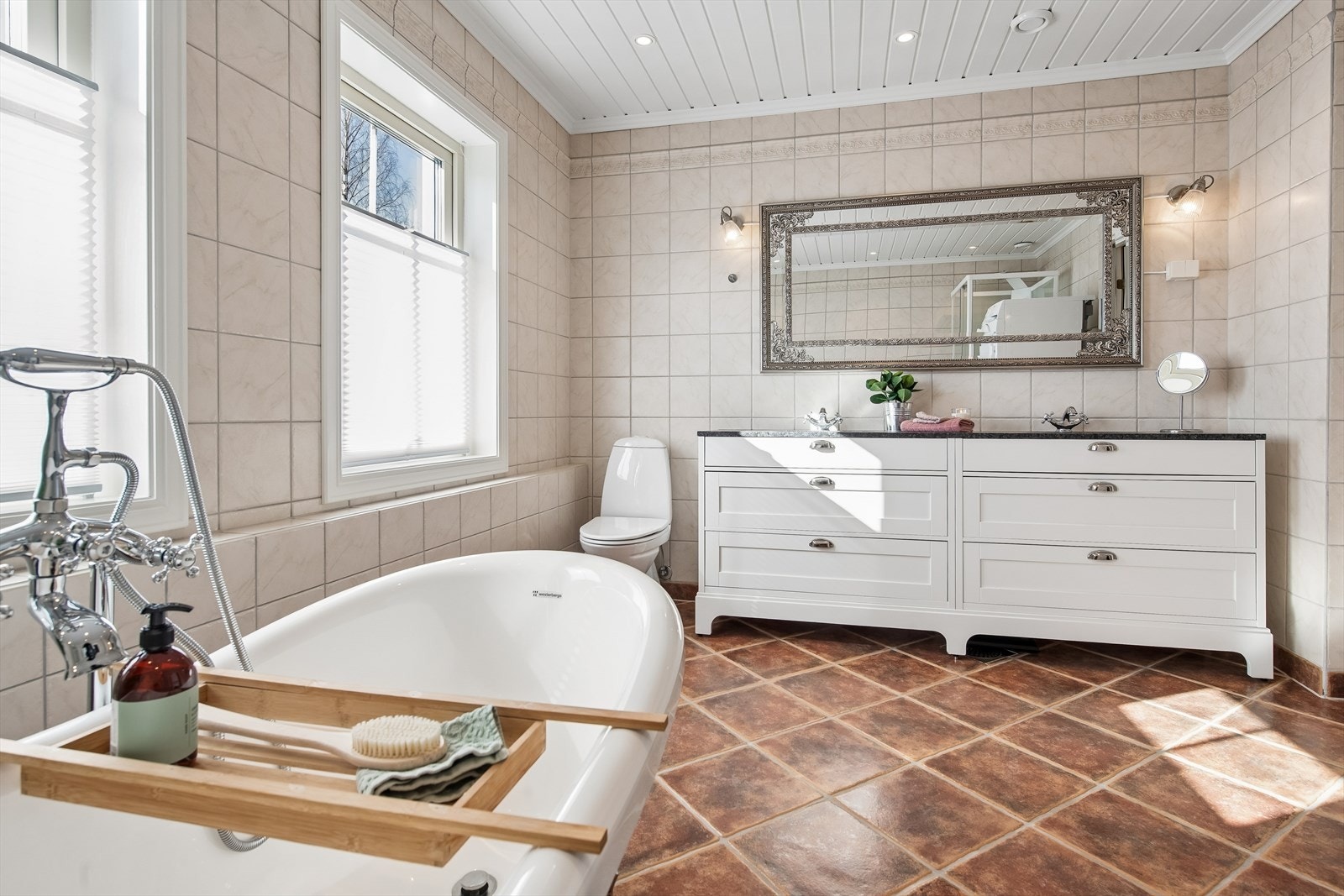 Hovedbadet i andre etasje er romslig, med gulvvarme, dobbelt servantskap og et frittstående badekar. Galleribilde