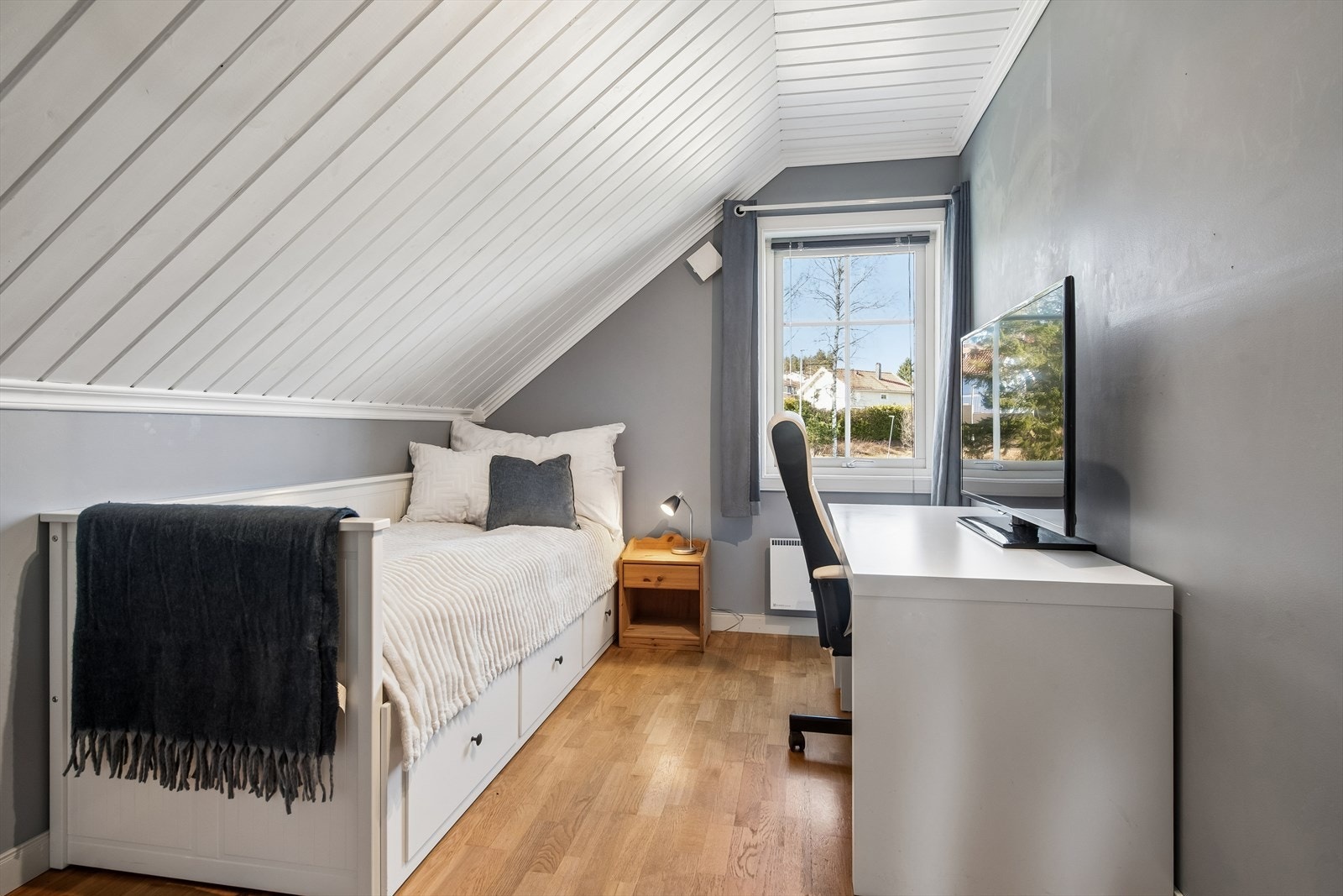 Et lyst og trivelig soverom som passer utmerket som barnerom eller kontor. Galleribilde