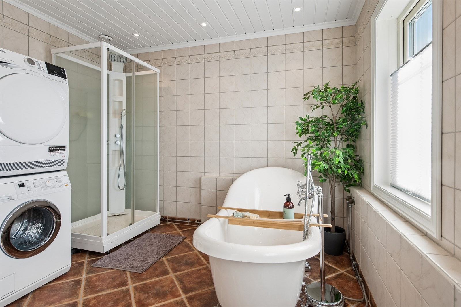 Badet har i tillegg et dusjkabinett og praktisk opplegg for vaskemaskin og tørketrommel. Galleribilde