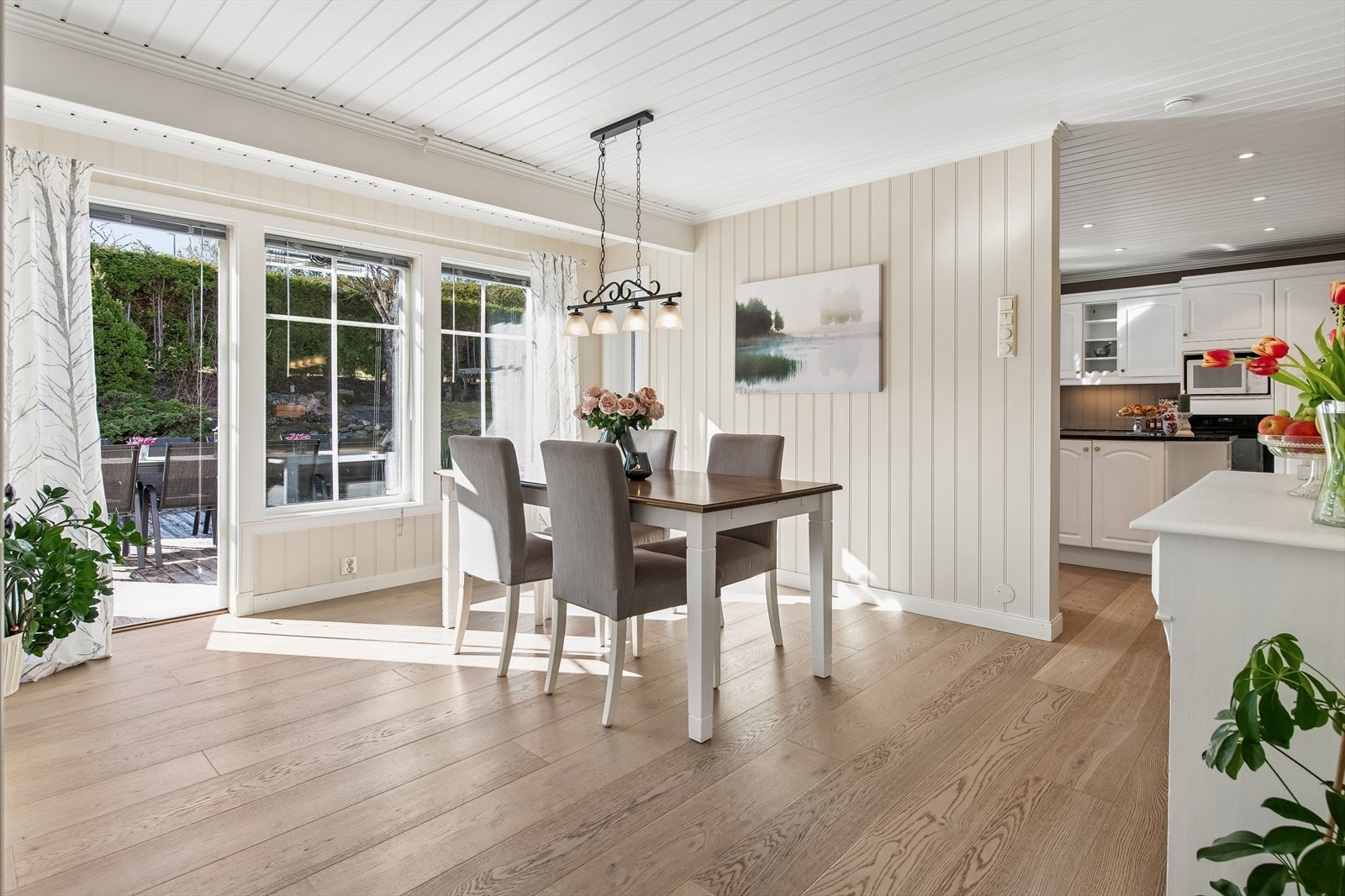 Fra spisestuen er det direkte utgang til den store terrassen, som visker ut skillet mellom inne og ute. Galleribilde