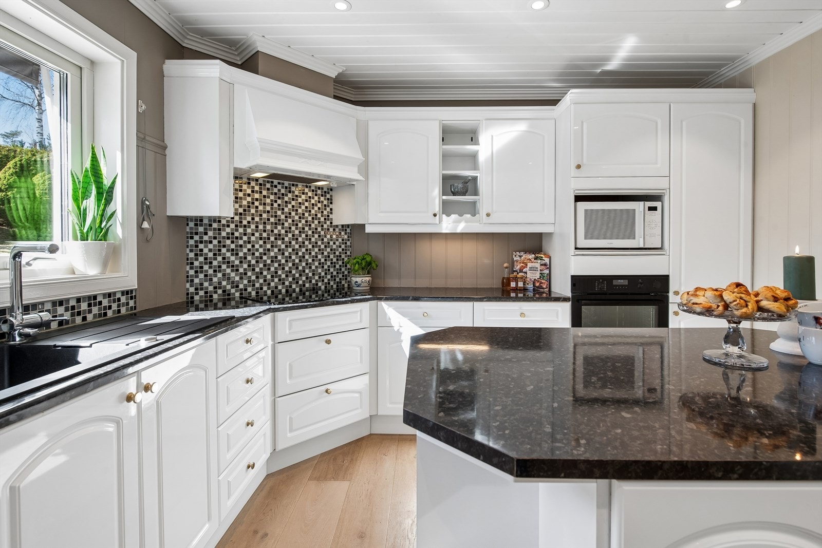 Kjøkkenet er utstyrt med integrert komfyr i høyskap og nedfelt induksjonstopp. Galleribilde