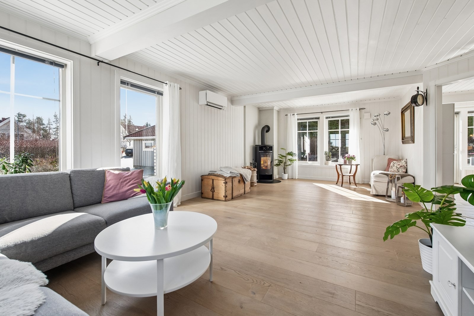 En vedovn gir lun varme, supplert av en luft-til-luft varmepumpe for effektiv oppvarming. Galleribilde