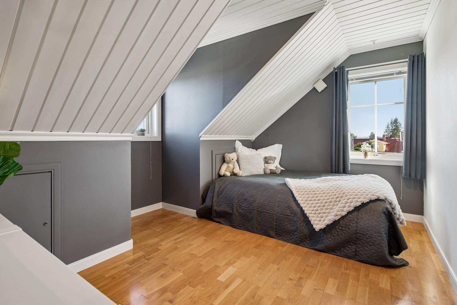 Også dette soverommet har en god størrelse og sjarmerende skråtak. Galleribilde