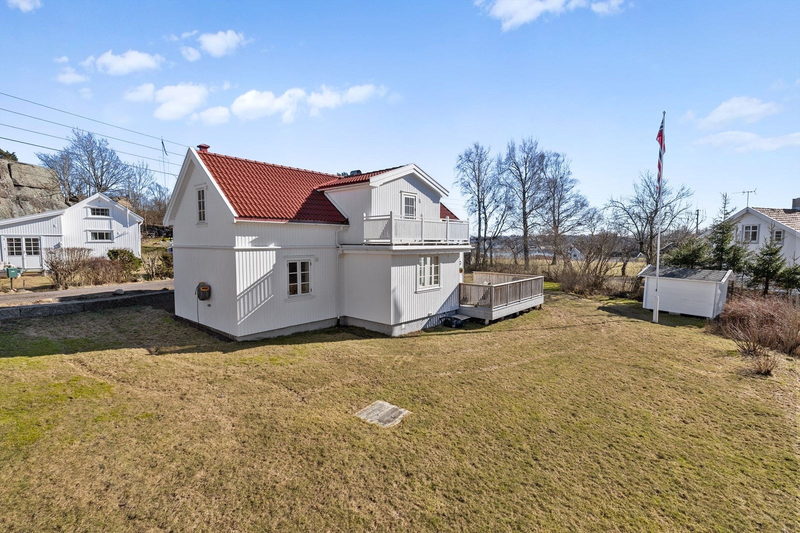 Romslig hage hvor barn kan boltre seg fritt. Galleribilde