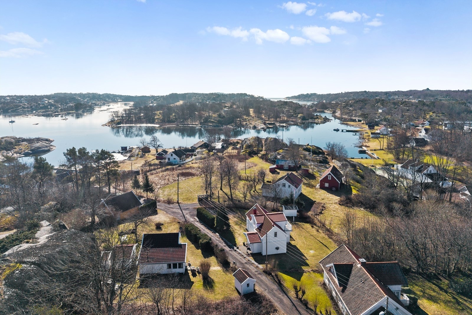 Dette gjør Brøtsø til et ideelt sted for de som ønsker å bo i et fredelig og naturskjønt område. Galleribilde