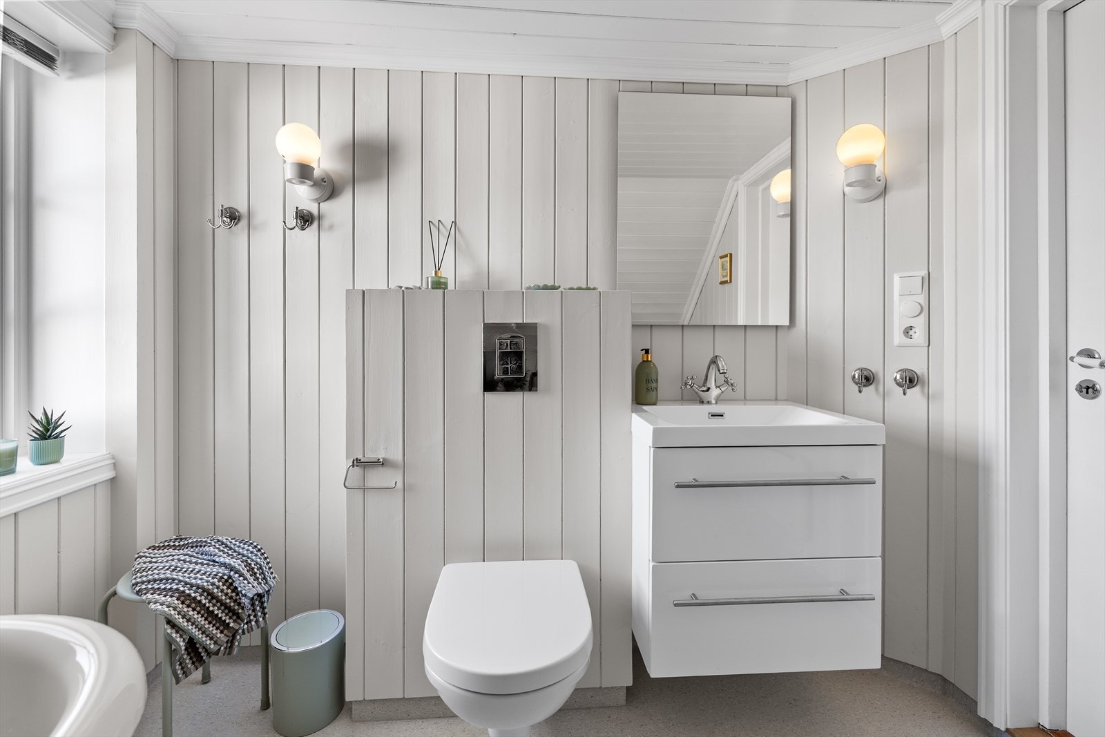 Badet i 2. etasje ble renovert i periode (2017/2018) og har vinylbelegg på gulv. Galleribilde
