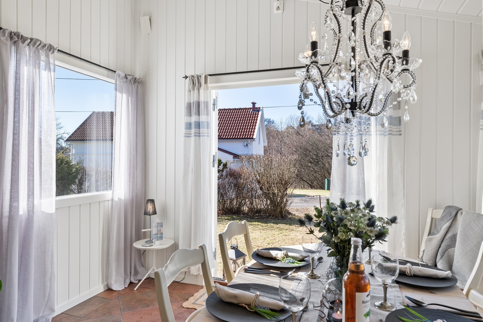 Spisestuen i annekset hvor et bedre måltid kan nytes, her er det stor terrassedør ut til hagen. Galleribilde