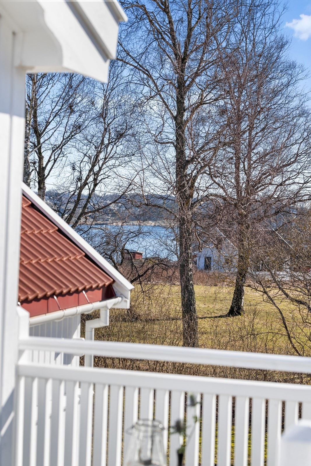 Utsikt ned mot vannet fra balkongen. Galleribilde