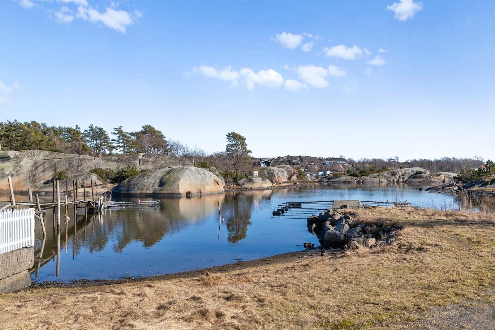 Like nedenfor boligen er det fine muligheter for å kunne ta seg en dukkert på varme sommerdager. Galleribilde