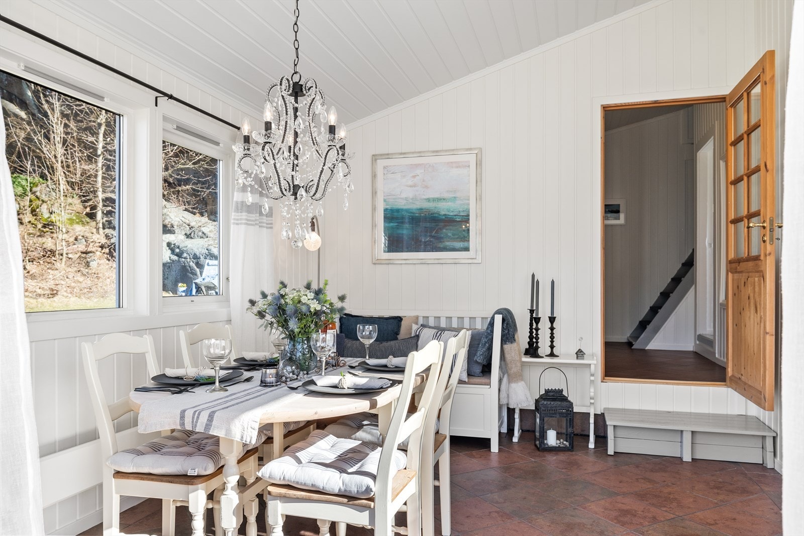 Rommet har godt med lysinnslipp gjennom den store terrasse døren og vinduene. Galleribilde