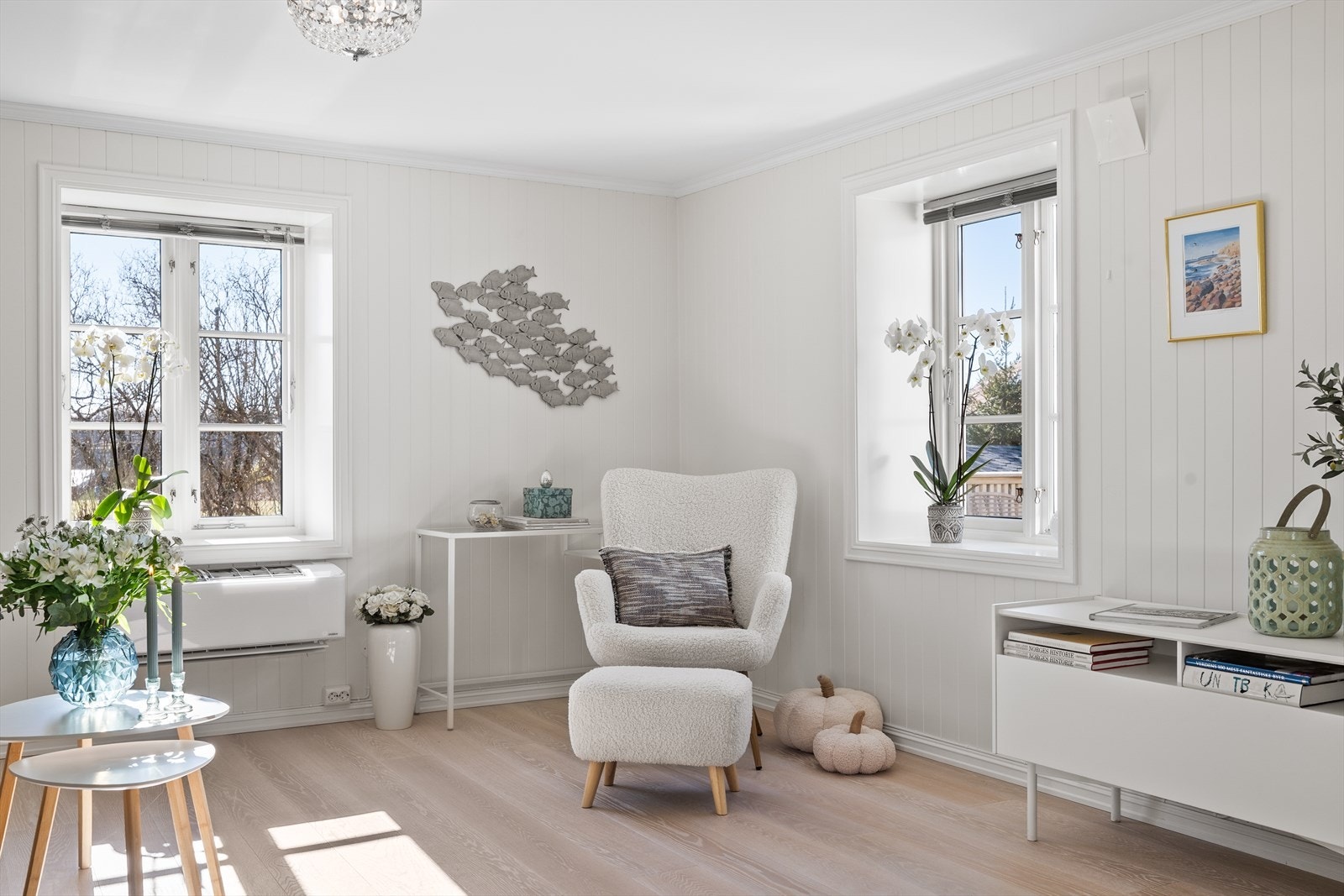 Stuen i boligen er romslig med plass til sofagruppe. Galleribilde