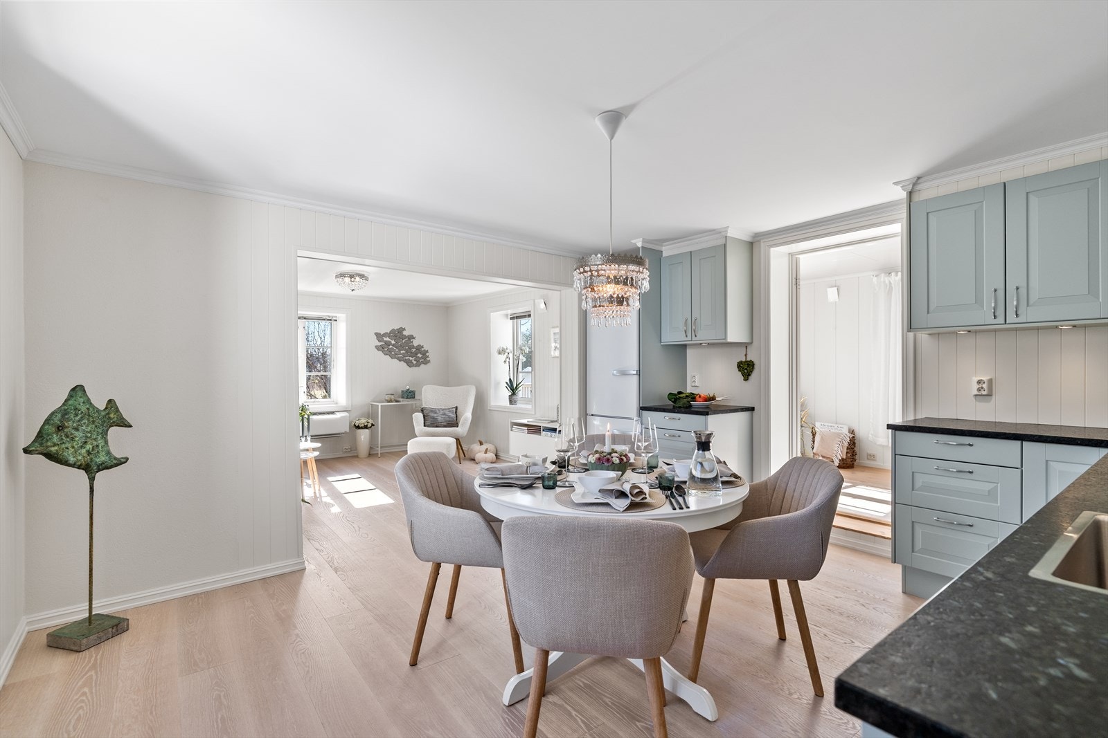 Kjøkken har god plass til spisebord. Galleribilde