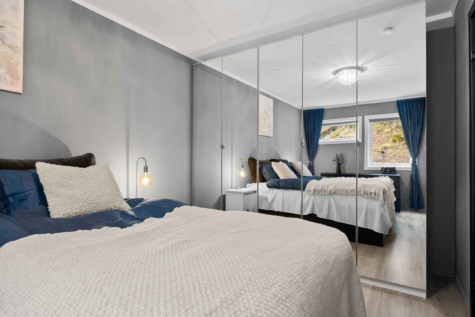 Soverommet har plass til dobbeltseng, nattbord og garderobeskap. Galleribilde