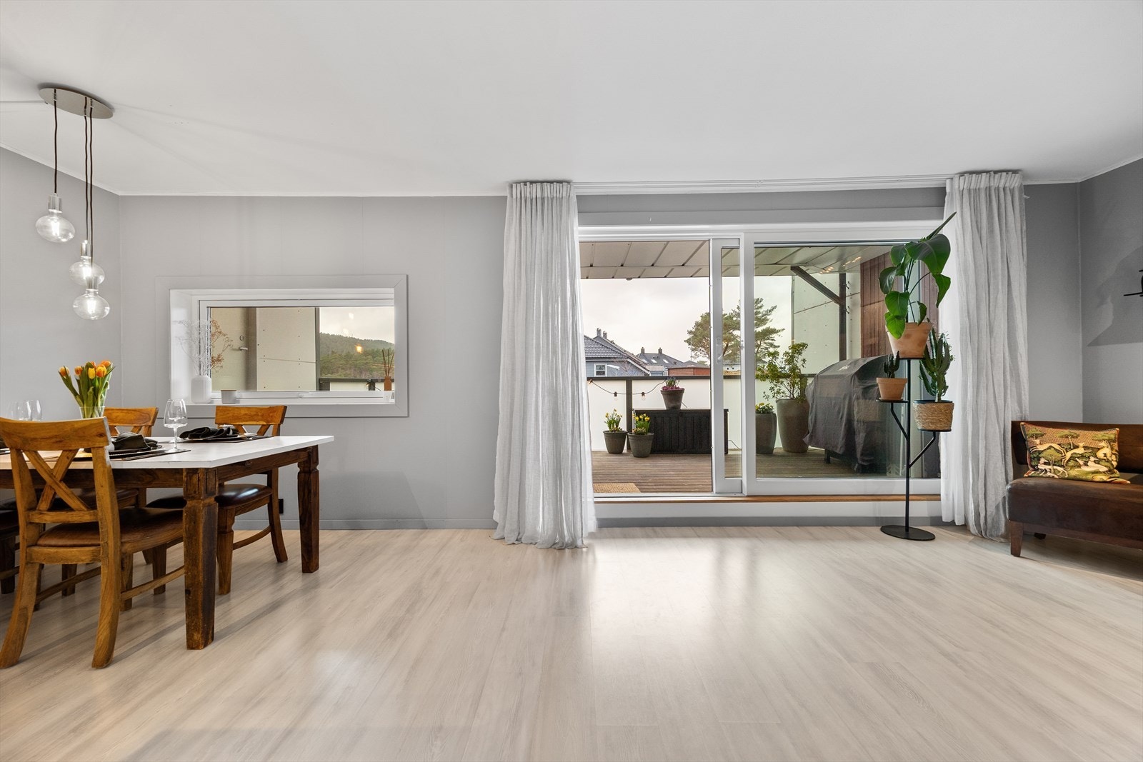 Fra stuen er det utgang til balkong. Galleribilde