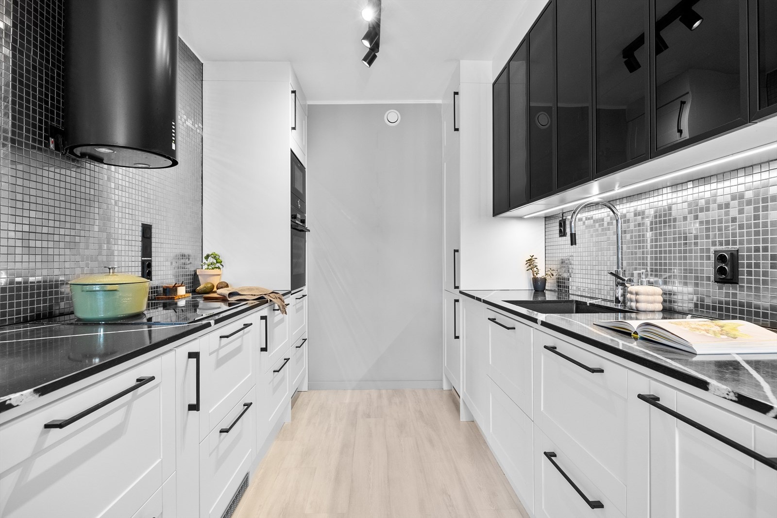 Moderne kjøkken fra 2020 med god skap og skuffeplass - Integrerte hvitevarer som kjøleskap, fryseskap, oppvaskmaskin samt ovn og micro. Galleribilde