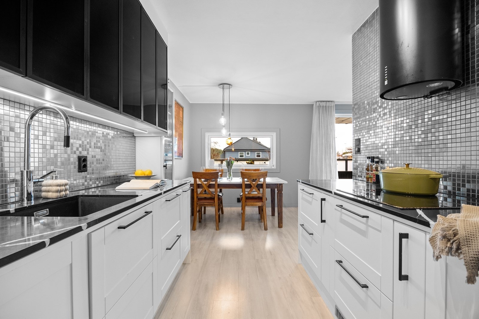 Kjøkken har god plass for spisegruppe med videre utgang til balkong. Galleribilde