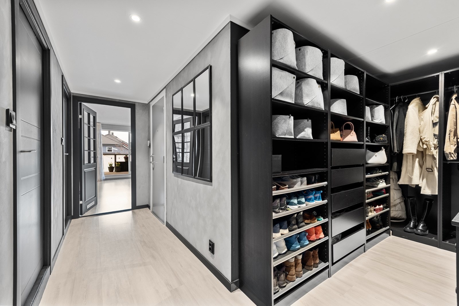 Romslig gang med god garderobeløsning som gir rikelig med oppbevaringsplass for yttertøy. Galleribilde